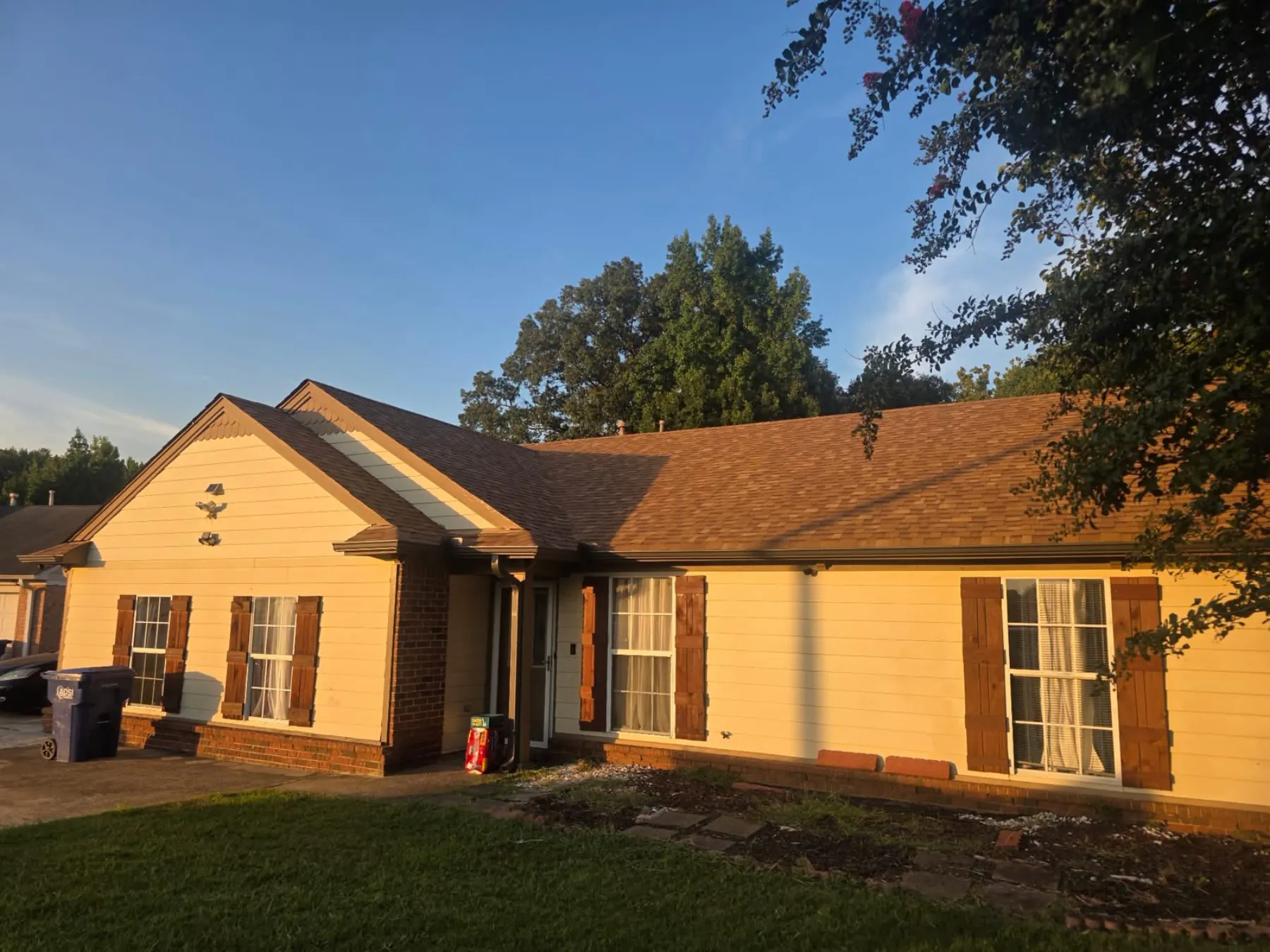 Completed architectural shingle roof on a ranch home in Memphis, Tennessee